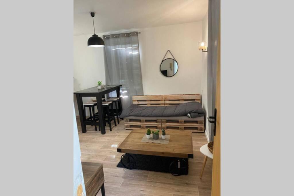 Charmant Petit Studio Au Coeur De Figeac Apartment Exterior foto